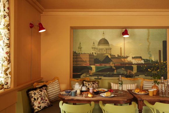 IL36_HOTEL_DE_LONDRES_Brig_Wohnstuba_Breakfast.jpg